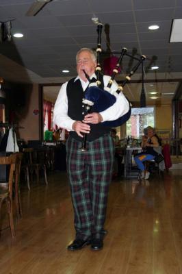 2015_KAS_Repas_12-juin Andrew à la cornemuse-1
